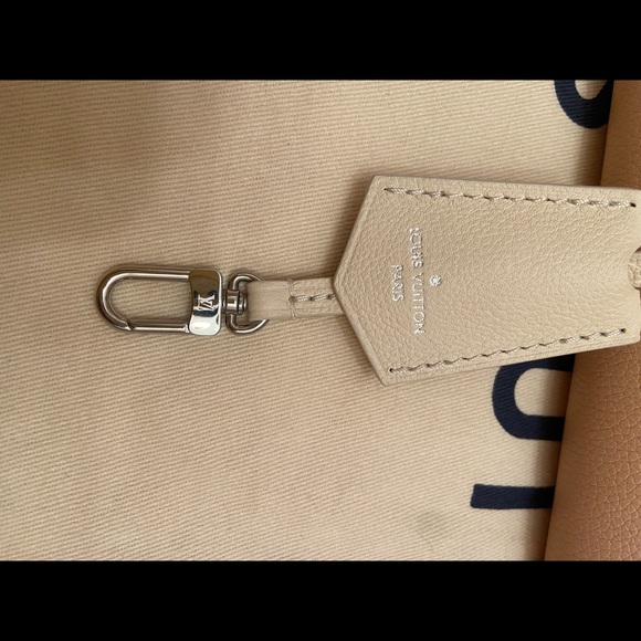 COPY - Louis Vuitton-Lockme Hobo AUTHENTIC - Picture 12 of 17